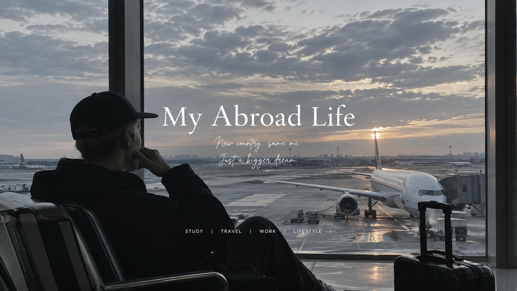 空港の窓から飛行機を眺める旅行者。My Abroad Life
